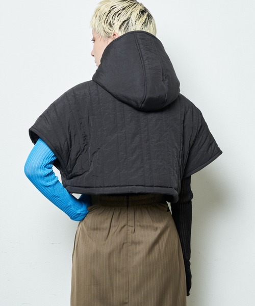 Solace(ソレイス)の「キルティング中綿ショートフードベスト(その他アウター・レディース・ブラック/ナチュラル・FREE)」の11枚目の写真