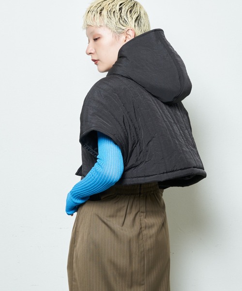 Solace(ソレイス)の「キルティング中綿ショートフードベスト(その他アウター・レディース・ブラック/ナチュラル・FREE)」の12枚目の写真