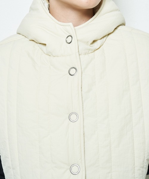 Solace(ソレイス)の「キルティング中綿ショートフードベスト(その他アウター・レディース・ブラック/ナチュラル・FREE)」の19枚目の写真