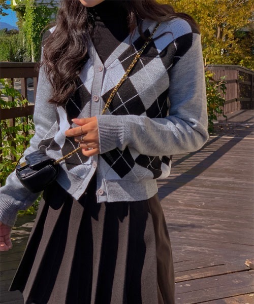 SONA（ソナ）の「SONYUNARA Vネックアーガイルニットカーディガン（カーディガン/ボレロ・レディース・ブラック/グレー/アイボリー・FREE）」の3枚目の写真