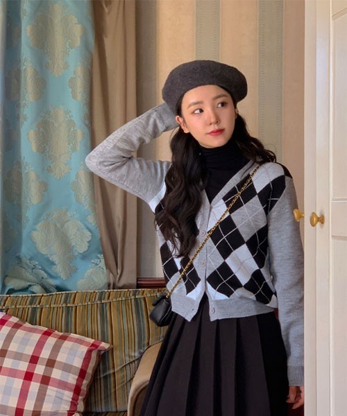 SONA（ソナ）の「SONYUNARA Vネックアーガイルニットカーディガン（カーディガン/ボレロ・レディース・ブラック/グレー/アイボリー・FREE）」の7枚目の写真