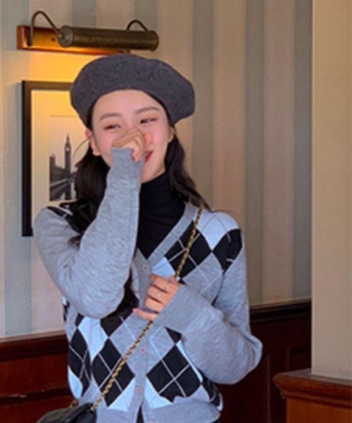 SONA（ソナ）の「SONYUNARA Vネックアーガイルニットカーディガン（カーディガン/ボレロ・レディース・ブラック/グレー/アイボリー・FREE）」の13枚目の写真