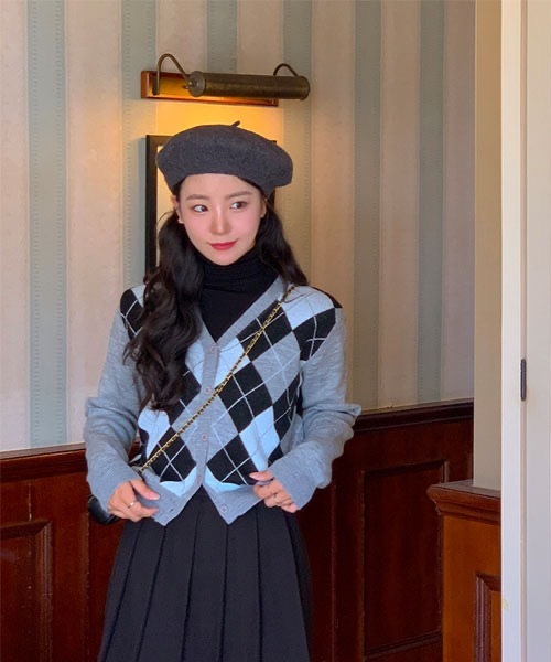 SONA（ソナ）の「SONYUNARA Vネックアーガイルニットカーディガン（カーディガン/ボレロ・レディース・ブラック/グレー/アイボリー・FREE）」の8枚目の写真