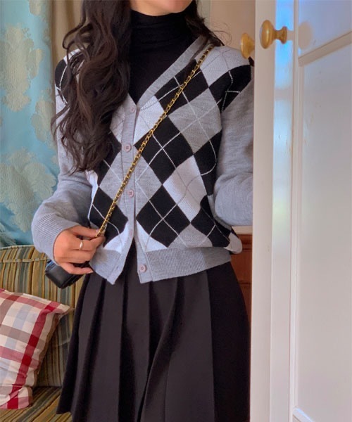 SONA（ソナ）の「SONYUNARA Vネックアーガイルニットカーディガン（カーディガン/ボレロ・レディース・ブラック/グレー/アイボリー・FREE）」の16枚目の写真