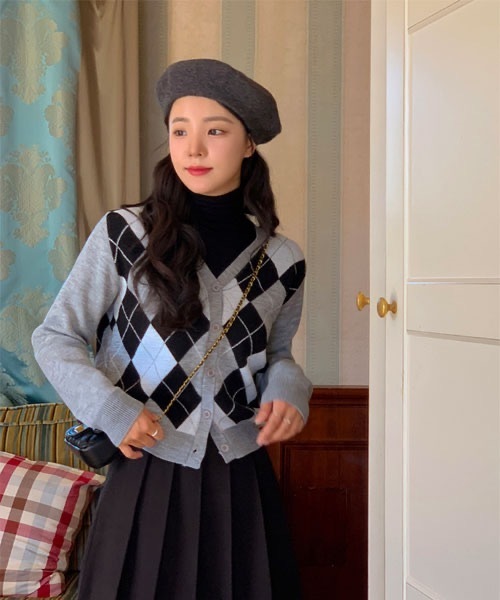 SONA（ソナ）の「SONYUNARA Vネックアーガイルニットカーディガン（カーディガン/ボレロ・レディース・ブラック/グレー/アイボリー・FREE）」の9枚目の写真