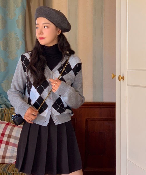 SONA（ソナ）の「SONYUNARA Vネックアーガイルニットカーディガン（カーディガン/ボレロ・レディース・ブラック/グレー/アイボリー・FREE）」の10枚目の写真