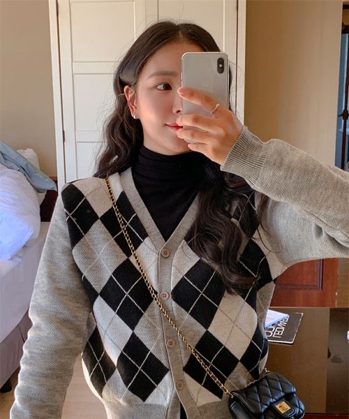 SONA（ソナ）の「SONYUNARA Vネックアーガイルニットカーディガン（カーディガン/ボレロ・レディース・ブラック/グレー/アイボリー・FREE）」の14枚目の写真