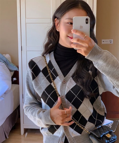 SONA（ソナ）の「SONYUNARA Vネックアーガイルニットカーディガン（カーディガン/ボレロ・レディース・ブラック/グレー/アイボリー・FREE）」の15枚目の写真