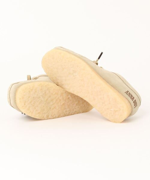 ANNA SUI(アナスイ)の「Clarks Wallabee ANNA SUI atmos(MENS)(ブーツ・メンズ・ベージュ・UK7.5/UK8.5/UK9.5/UK10)」の2枚目の写真