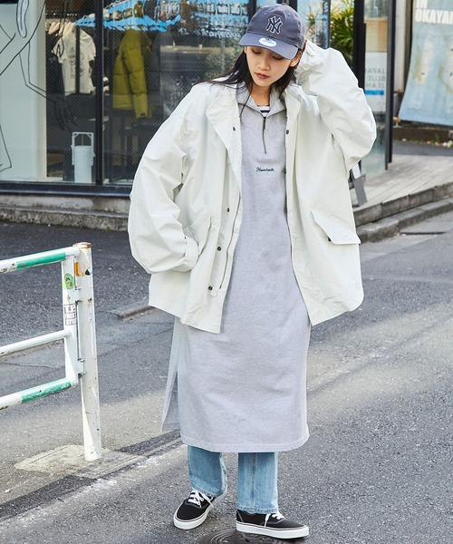 CONVERSE（コンバース）の「【CONVERSE/コンバース】ワンポイントロゴ刺繍 ハーフジップ オーバーサイズマキシ丈ワンピース（ワンピース・レディース・グレー/オフホワイト/グリーン・M）」の16枚目の写真