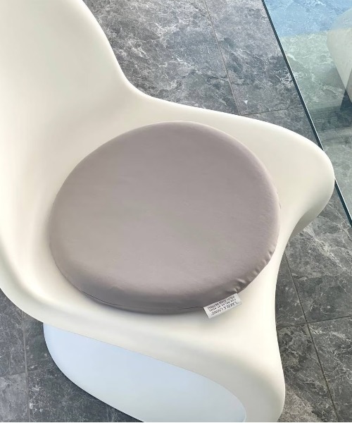 LAKOLE（ラコレ）の「低反発シートクッション / 186693（クッション/クッションカバー・レディース・チャコール/ベージュ/アイボリー/グレー/ボルドー/グリーン・FREE）」の2枚目の写真