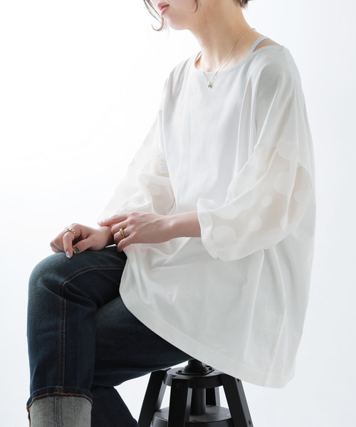 n'OrLABEL(ノアールレーベル)の「ドット柄シアー袖カットソー(Tシャツ/カットソー・レディース・グレイッシュベージュ/グレイッシュブルー/ブラック/オフホワイト/ネイビー・FREE)」の2枚目の写真