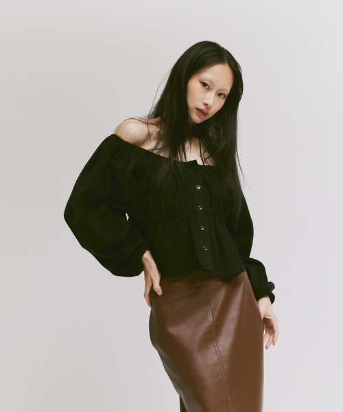 FEKETE（フェケテ）の「2WAY PUFFY-SLEEVED BLOUSE / パフオフショルぺ