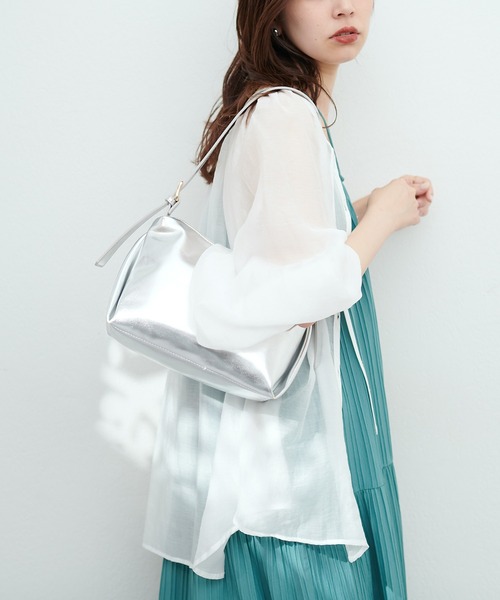 natural couture(ナチュラルクチュール)の「ダブルバックルミドルバッグ(ショルダーバッグ・レディース・ライム/シルバー/アイボリー/ブラック・FREE)」の4枚目の写真
