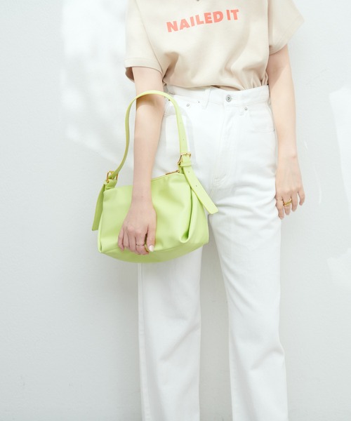 natural couture(ナチュラルクチュール)の「ダブルバックルミドルバッグ(ショルダーバッグ・レディース・ライム/シルバー/アイボリー/ブラック・FREE)」の17枚目の写真