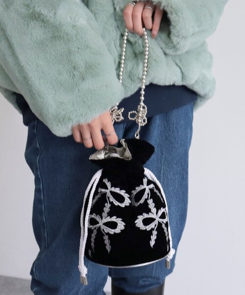 Casselini（キャセリーニ）の「【CASSELINI/キャセリーニ】ベロア刺しゅう巾着バッグ（ショルダーバッグ・レディース・ブラック/アイボリー/レッド・FREE）」の3枚目の写真