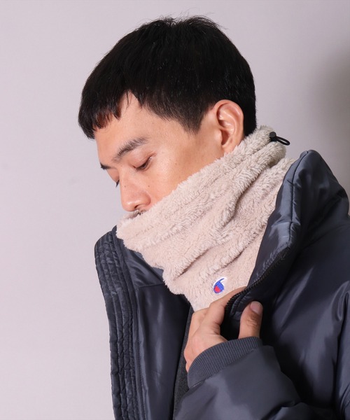 Champion（チャンピオン）の「(LF)【Champion】ブランド マーク ボア フリース ネックウォーマー（ネックウォーマー/スヌード・レディース・ブラック/ネイビー/アイボリー/ベージュ/グレイッシュベージュ/チャコールグレー・ONE SIZE）」の2枚目の写真