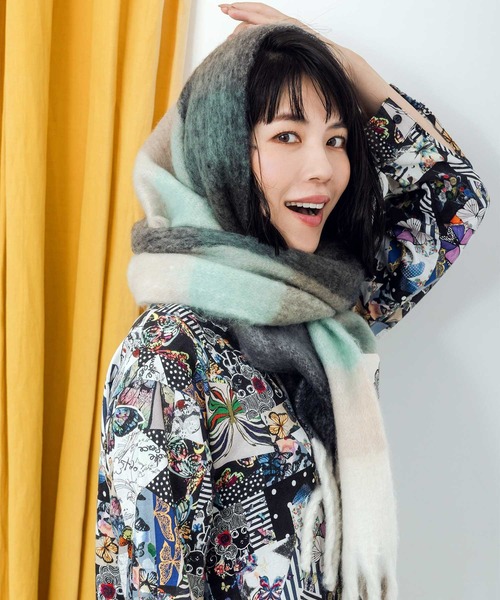 ScoLar（スカラー）の「633300：ふわふわチェック柄マフラー（マフラー・レディース・オレンジ/グリーン/アイボリー/パープル/ブラック・FREE）」の3枚目の写真