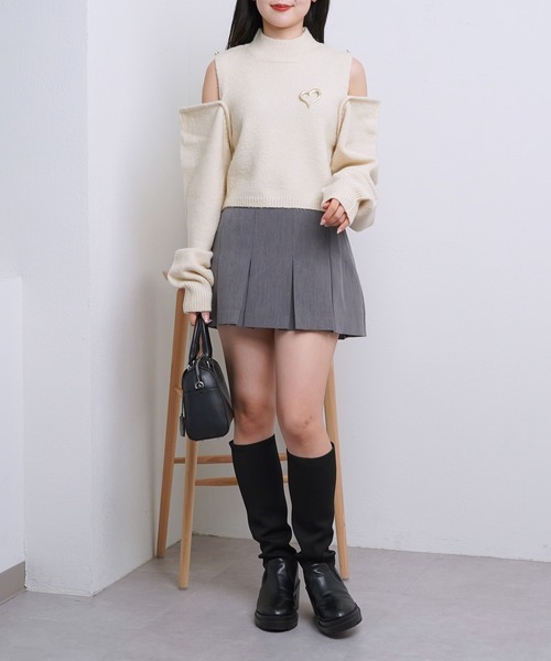 Chico(チコ)の「ブローチ付ハイネック肩開き短丈ニット(ニット/セーター・レディース・アイボリー/ブラック/グレー/グレイッシュベージュ・FREE)」の7枚目の写真