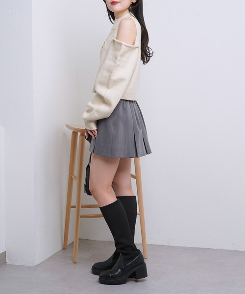 Chico(チコ)の「ブローチ付ハイネック肩開き短丈ニット(ニット/セーター・レディース・アイボリー/ブラック/グレー/グレイッシュベージュ・FREE)」の9枚目の写真