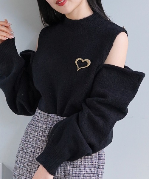 Chico(チコ)の「ブローチ付ハイネック肩開き短丈ニット(ニット/セーター・レディース・アイボリー/ブラック/グレー/グレイッシュベージュ・FREE)」の17枚目の写真