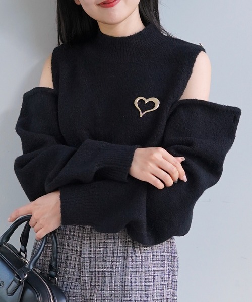 Chico(チコ)の「ブローチ付ハイネック肩開き短丈ニット(ニット/セーター・レディース・アイボリー/ブラック/グレー/グレイッシュベージュ・FREE)」の13枚目の写真