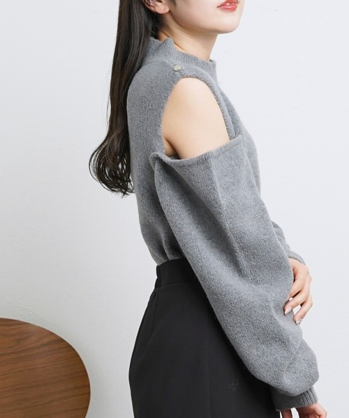 Chico(チコ)の「ブローチ付ハイネック肩開き短丈ニット(ニット/セーター・レディース・アイボリー/ブラック/グレー/グレイッシュベージュ・FREE)」の22枚目の写真