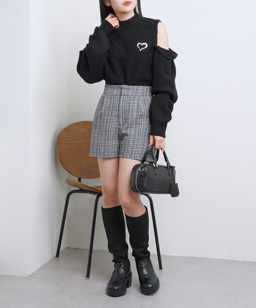 Chico(チコ)の「ブローチ付ハイネック肩開き短丈ニット(ニット/セーター・レディース・アイボリー/ブラック/グレー/グレイッシュベージュ・FREE)」の19枚目の写真