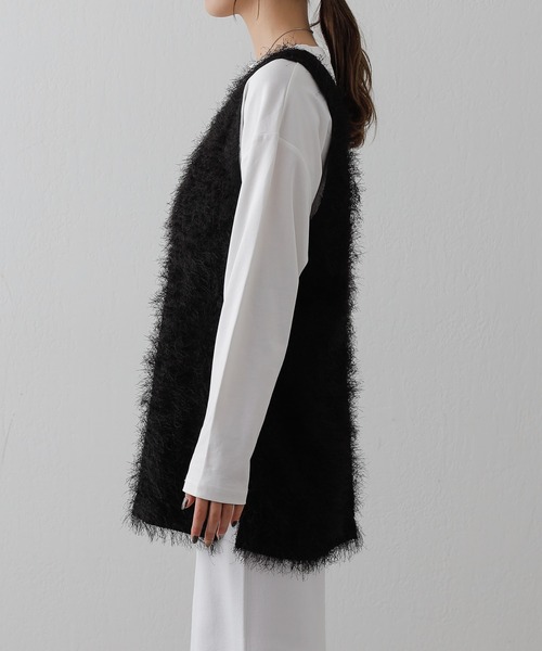 COLONY 2139(コロニートゥーワンスリーナイン)の「WEB・一部店舗限定 / シャギーサイドスリットVネックベスト(ベスト・レディース・アイボリー/ブラック・FREE)」の20枚目の写真