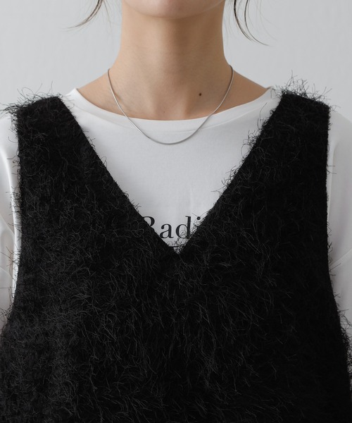 COLONY 2139(コロニートゥーワンスリーナイン)の「WEB・一部店舗限定 / シャギーサイドスリットVネックベスト(ベスト・レディース・アイボリー/ブラック・FREE)」の22枚目の写真