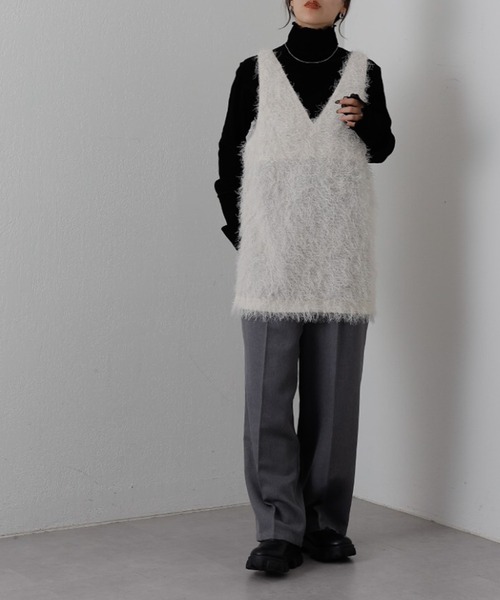 COLONY 2139(コロニートゥーワンスリーナイン)の「WEB・一部店舗限定 / シャギーサイドスリットVネックベスト(ベスト・レディース・アイボリー/ブラック・FREE)」の8枚目の写真