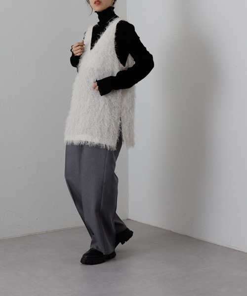 COLONY 2139(コロニートゥーワンスリーナイン)の「WEB・一部店舗限定 / シャギーサイドスリットVネックベスト(ベスト・レディース・アイボリー/ブラック・FREE)」の7枚目の写真