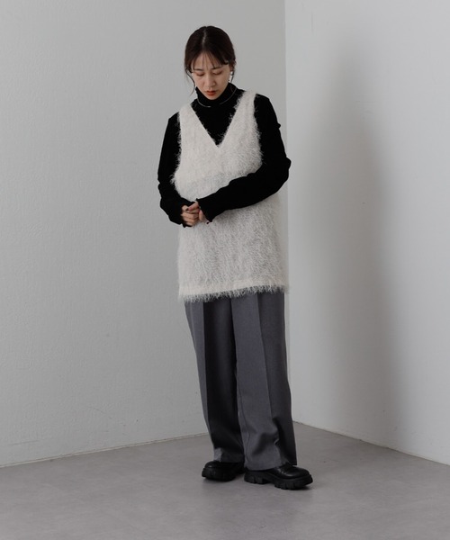 COLONY 2139(コロニートゥーワンスリーナイン)の「WEB・一部店舗限定 / シャギーサイドスリットVネックベスト(ベスト・レディース・アイボリー/ブラック・FREE)」の6枚目の写真