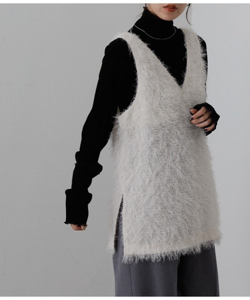 COLONY 2139(コロニートゥーワンスリーナイン)の「WEB・一部店舗限定 / シャギーサイドスリットVネックベスト(ベスト・レディース・アイボリー/ブラック・FREE)」の5枚目の写真