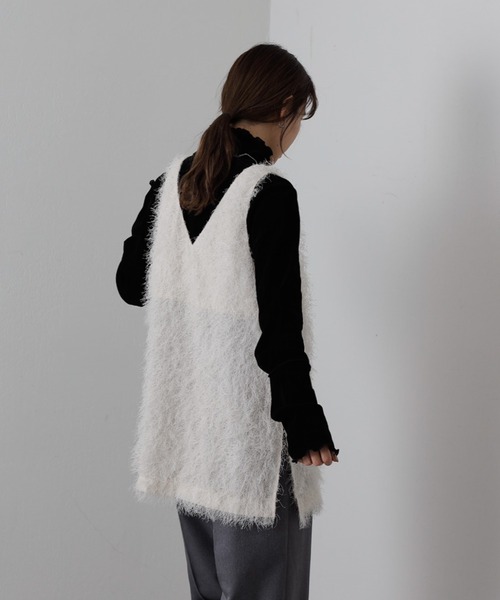 COLONY 2139(コロニートゥーワンスリーナイン)の「WEB・一部店舗限定 / シャギーサイドスリットVネックベスト(ベスト・レディース・アイボリー/ブラック・FREE)」の4枚目の写真