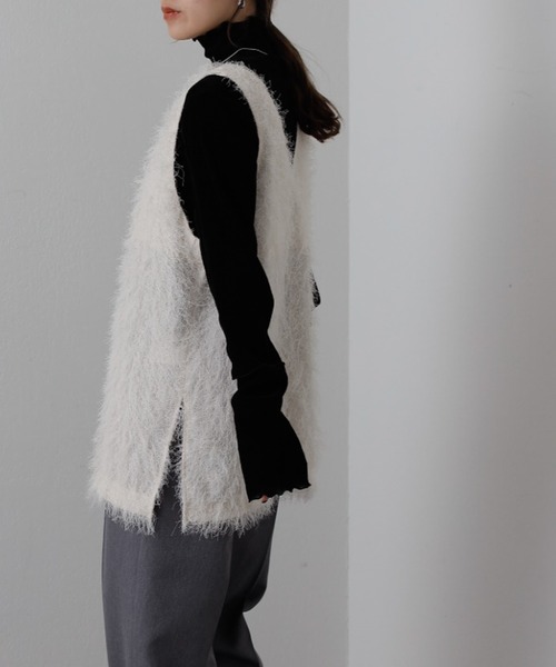 COLONY 2139(コロニートゥーワンスリーナイン)の「WEB・一部店舗限定 / シャギーサイドスリットVネックベスト(ベスト・レディース・アイボリー/ブラック・FREE)」の3枚目の写真