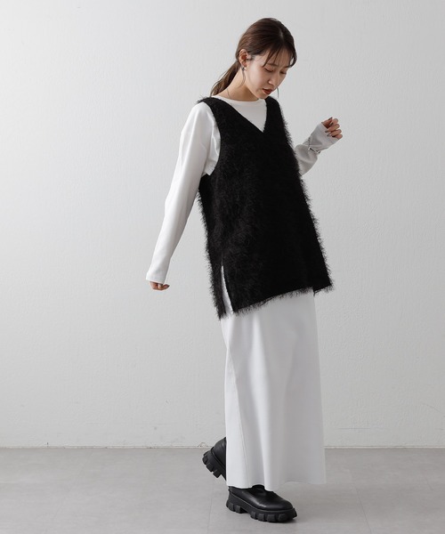 COLONY 2139(コロニートゥーワンスリーナイン)の「WEB・一部店舗限定 / シャギーサイドスリットVネックベスト(ベスト・レディース・アイボリー/ブラック・FREE)」の18枚目の写真