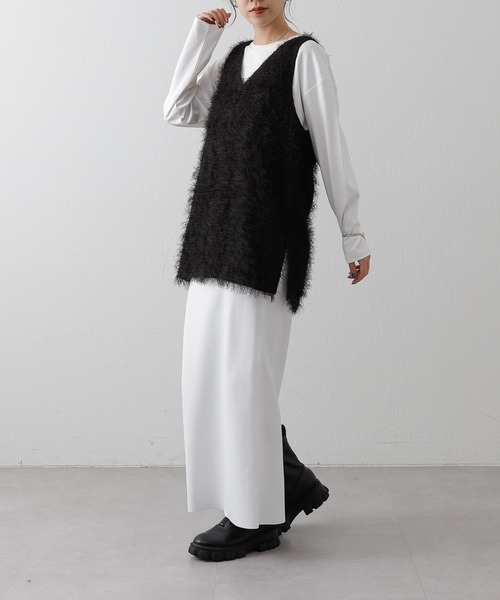 COLONY 2139(コロニートゥーワンスリーナイン)の「WEB・一部店舗限定 / シャギーサイドスリットVネックベスト(ベスト・レディース・アイボリー/ブラック・FREE)」の16枚目の写真