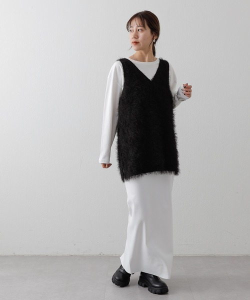 COLONY 2139(コロニートゥーワンスリーナイン)の「WEB・一部店舗限定 / シャギーサイドスリットVネックベスト(ベスト・レディース・アイボリー/ブラック・FREE)」の15枚目の写真