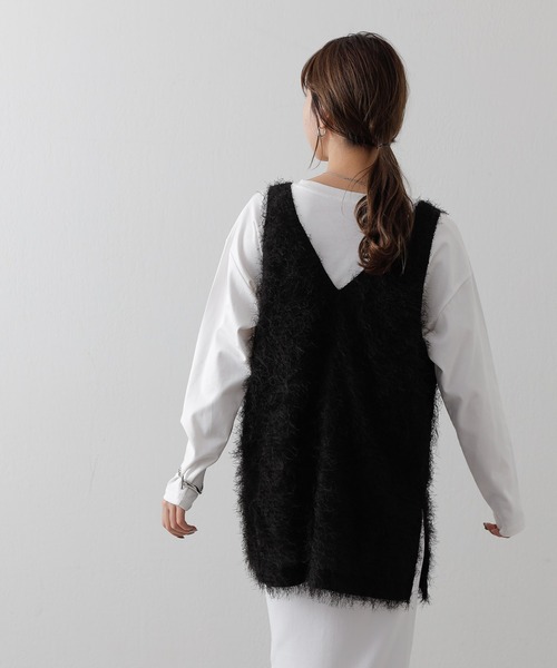COLONY 2139(コロニートゥーワンスリーナイン)の「WEB・一部店舗限定 / シャギーサイドスリットVネックベスト(ベスト・レディース・アイボリー/ブラック・FREE)」の14枚目の写真