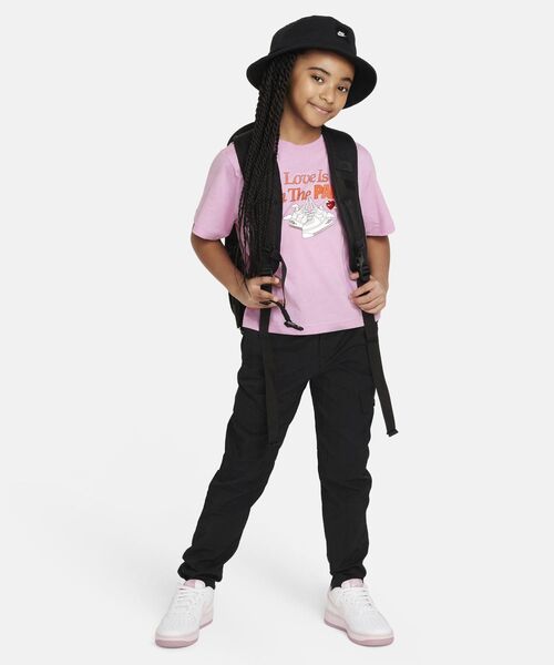 NIKE（ナイキ）の「ナイキ スポーツウェア ジュニア (ガールズ) ボクシー Tシャツ / Nike Sportswear Big Kids' (Girls') Boxy T-Shirt＜130-160cm 展開＞（Tシャツ/カットソー・キッズ・ライトピンク・160/150/140/130）」の13枚目の写真