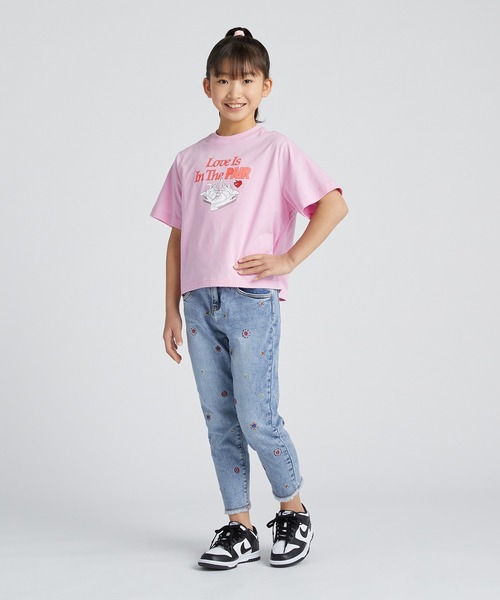 NIKE（ナイキ）の「ナイキ スポーツウェア ジュニア (ガールズ) ボクシー Tシャツ / Nike Sportswear Big Kids' (Girls') Boxy T-Shirt＜130-160cm 展開＞（Tシャツ/カットソー・キッズ・ライトピンク・160/150/140/130）」の6枚目の写真