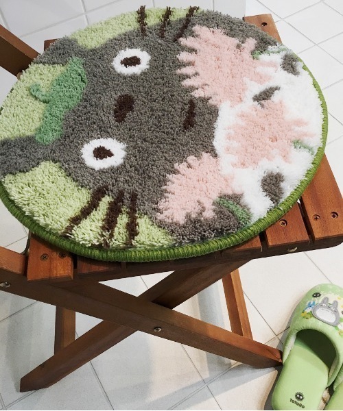 スタジオジブリ（スタジオジブリ）の「GHIBLI / ジブリ チェアパッド いす用座布団 椅子用座布団  チェアマット chairpad CNI（ラグ/マット・レディース・グリーン/ピンク/ブルー・FREE）」の2枚目の写真