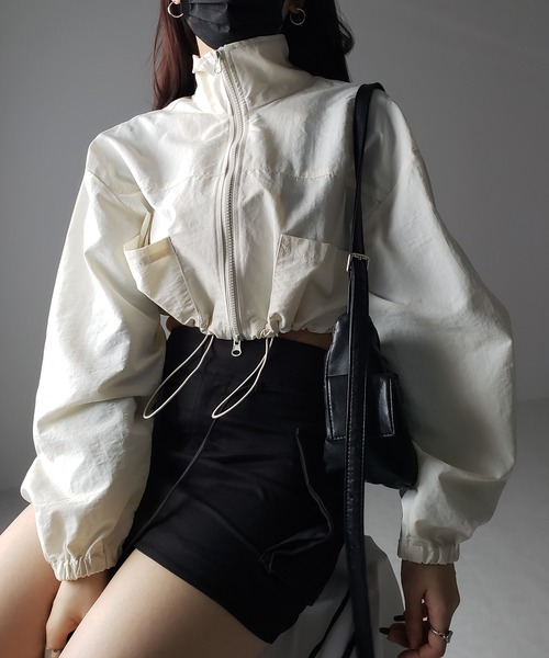 me+em select(ミームセレクト)の「※※【 裾が絞れる2WAY / 2color 】ダブルジップスタンドカラーナイロンショートブルゾン(ブルゾン・レディース・ブラック/アイボリー・MEDIUM)」の5枚目の写真