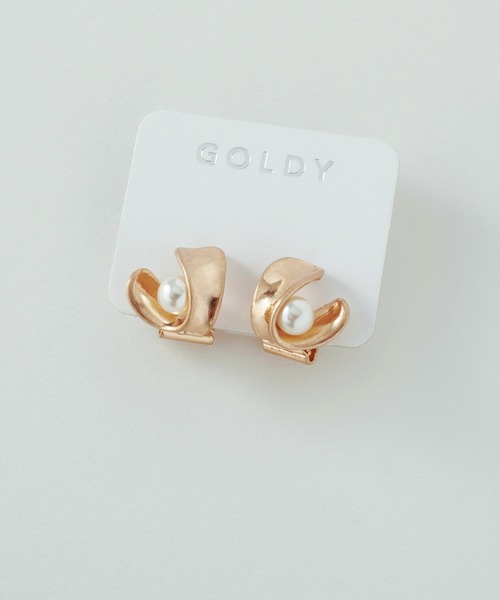 GOLDY(ゴールディ)の「ツイスト プレート パール イヤリング(イヤリング・レディース・ゴールド/シルバー系その他/ゴールド系その他/シルバー・FREE)」の8枚目の写真