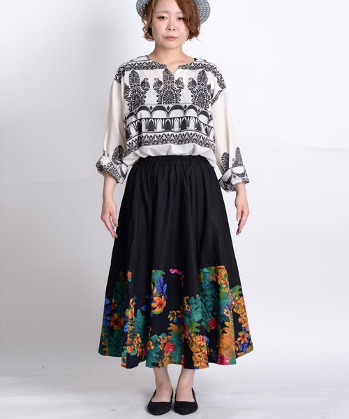MARAI(マーライ)の「綿麻エスニック柄フレアロングスカート(スカート・レディース・レッド/ネイビー/ブラック・LARGE/MEDIUM)」の4枚目の写真