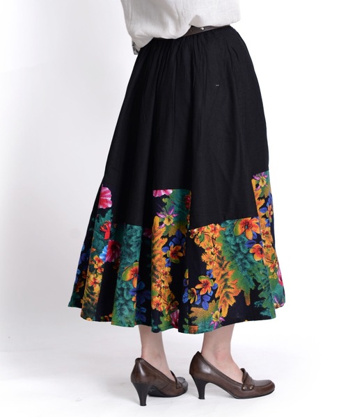 MARAI(マーライ)の「綿麻エスニック柄フレアロングスカート(スカート・レディース・レッド/ネイビー/ブラック・LARGE/MEDIUM)」の7枚目の写真