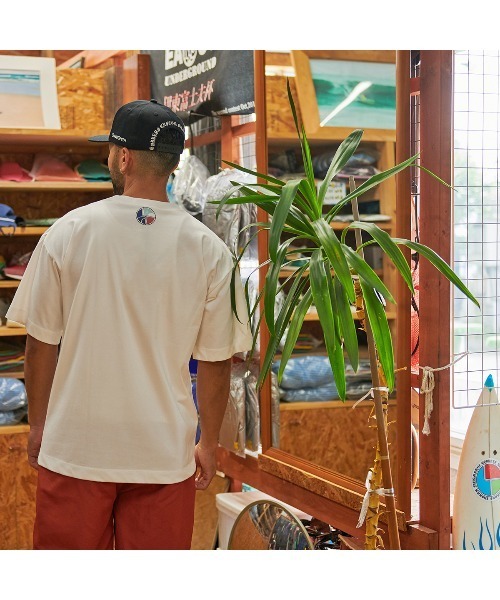 Sunny Smith（サニースミス）の「【サニースミス/sunnysmith】ヘビーオンスCool Smith GDS Print SS Tee(CP)（Tシャツ/カットソー・メンズ・オフホワイト/レッド/チャコール・M/L）」の5枚目の写真