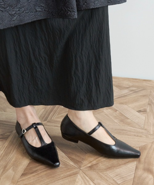 Libra Cue(リブラ キュー)の「Tストラップパンプス(パンプス・レディース・ブラック/ブラウン・LARGE/MEDIUM)」の3枚目の写真