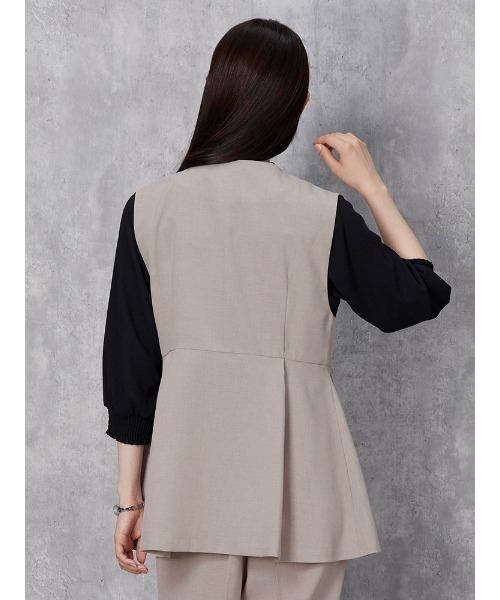 Perfect Suit FActory（パーフェクトスーツファクトリー）の「【セットアップ可能】麻調　ペプラムジレ　ベージュ/ネイビー（ベスト・レディース・ネイビー・L/M）」の4枚目の写真